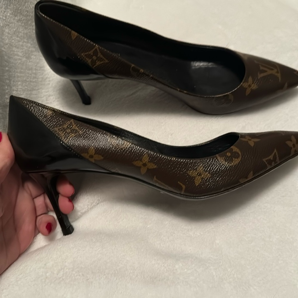 Perfect work pumps Louis Vuitton, shiny patent leather in the back iconic